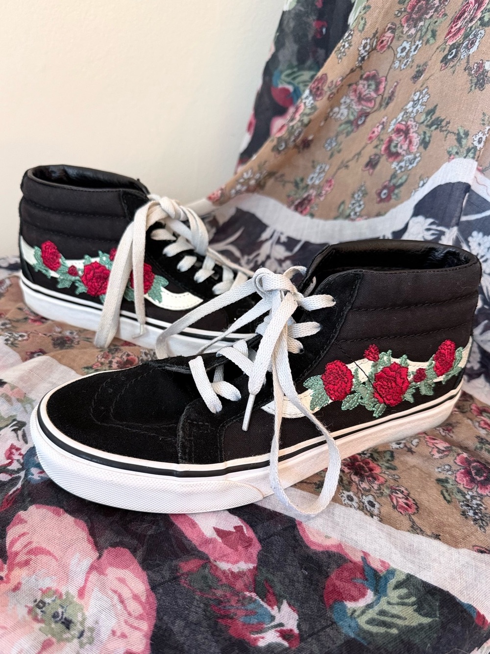 Vans Black Velvet Mid Top with Embroidered Rose Mens 5.5 /Womens 7